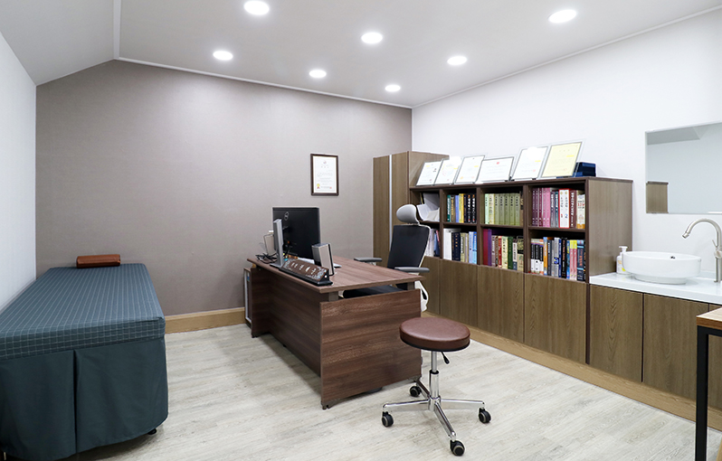 원곡동교통사고한의원, 사고 1주 후 허리·목 통증이 되살아난다면 한방에서 보는 지연성 손상