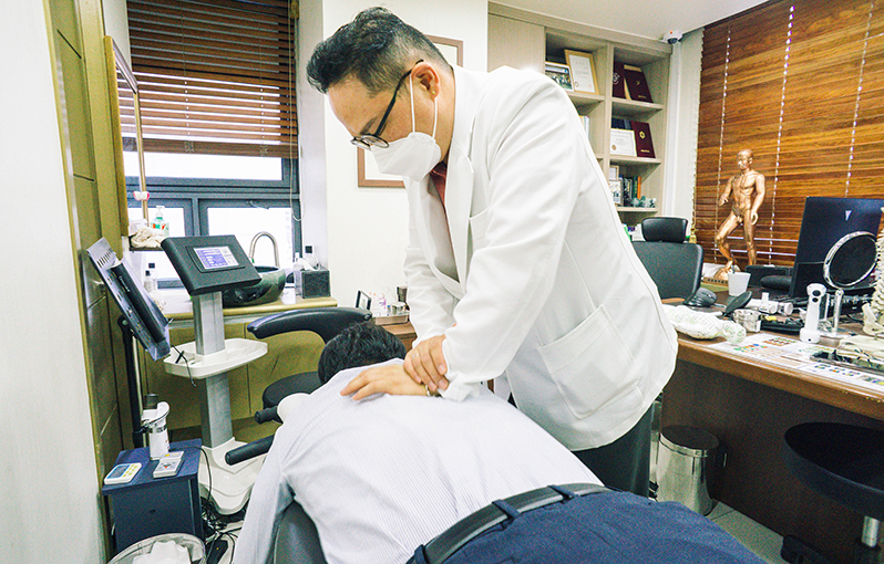 강남역교통사고한의원, 출퇴근길 접촉사고 후 목·어깨 통증이 며칠째 이어진다면